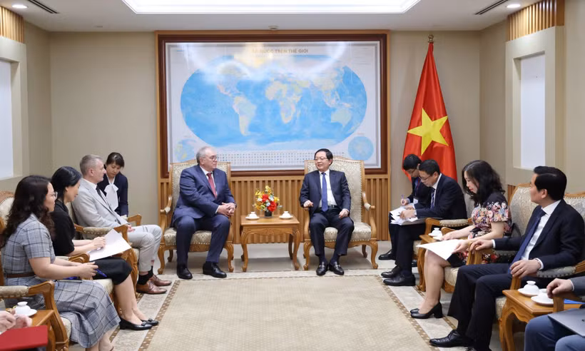 El viceprimer ministro de Vietnam, Ho Quoc Dung, recibe al ubdirector general del Organismo Internacional de Energía Atómica (IAEA), Mikhail Chudakov. (Foto: VGP)