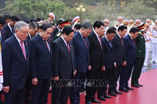 Dirigentes vietnamitas rinden tributo al Presidente Ho Chi Minh (Foto: VNA)