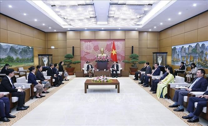 El presidente de la Asamblea Nacional de Vietnam, Tran Thanh Man, recibe al titular del Tribunal Supremo Popular de Laos, Viengthong Siphandon. (Foto: VNA)