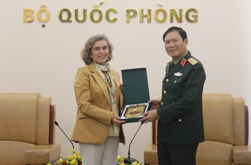 El general Nguyen Tan Cuong, jefe del Estado Mayor General del Ejército Popular de Vietnam y viceministro de Defensa, recibe a la embajadora de España en Hanoi, Carmen Cano De Lasala. (Foto: VNA)