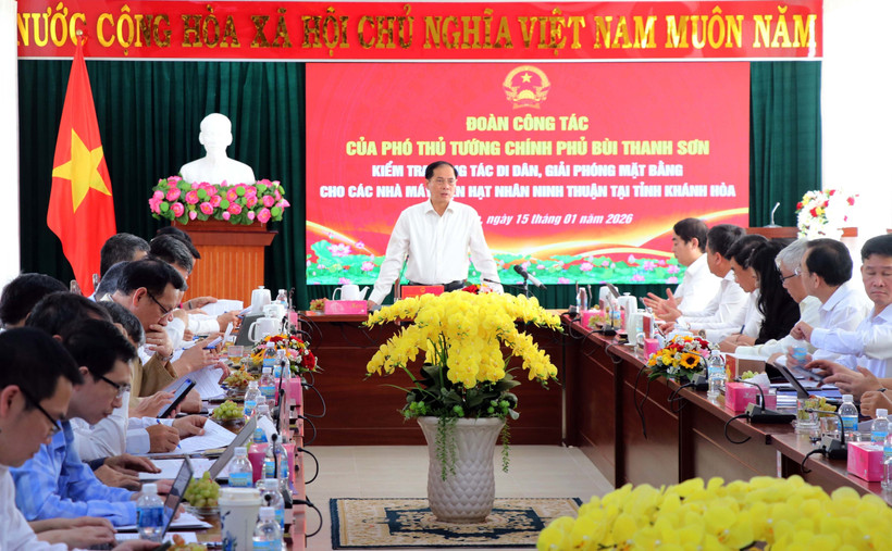 El viceprimer ministro Bui Thanh Son en una reunión con autoridades de la provincia central de Khanh Hoa (Foto; VNA)
