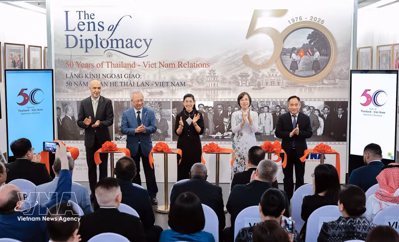 La ceremonia inaugural de la exposición fotográfica “La diplomacia a través del lente: 50 años de relaciones entre Tailandia y Vietnam”. (Foto: VNA)