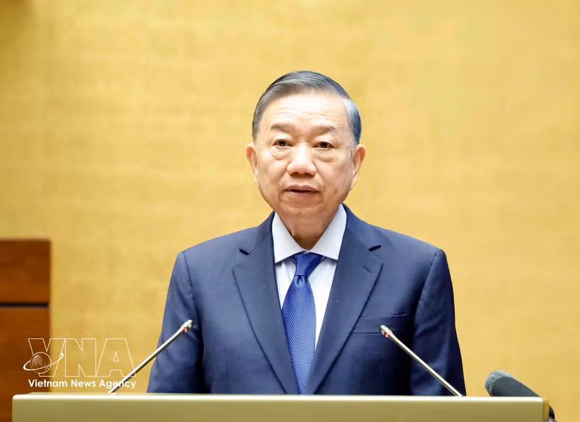 El secretario general del Partido y presidente de Vietnam, To Lam, preside la Conferencia Nacional sobre el desarrollo de la economía con inversión extranjera. (Foto: VNA)