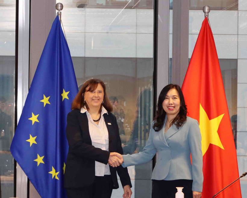 La viceministra de Relaciones Exteriores de Vietnam Le Thi Thu Hang y la directora general interina para Asia y Pacífico del Servicio Europeo de Acción Exterior (SEAE), Paola Pampaloni. (Foto: VNA)