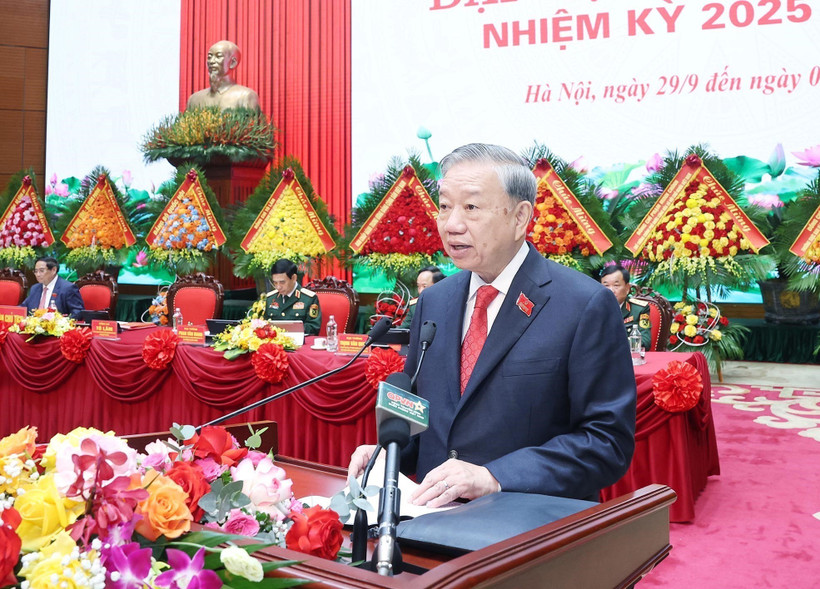 El secretario general del Partido Comunista de Vietnam, To Lam, insta al Ejército Popular a fortalecer la unidad, la voluntad, el talento y la fuerza para cumplir con sus misiones en la nueva era. (Foto: VNA)