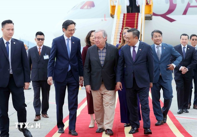 El secretario general de la Organización de las Naciones Unidas (ONU), António Guterres, llega a Hanoi para comenzar su visita oficial a Vietnam y participar en la ceremonia de firma de la Convención de Hanoi. (Foto: VNA)