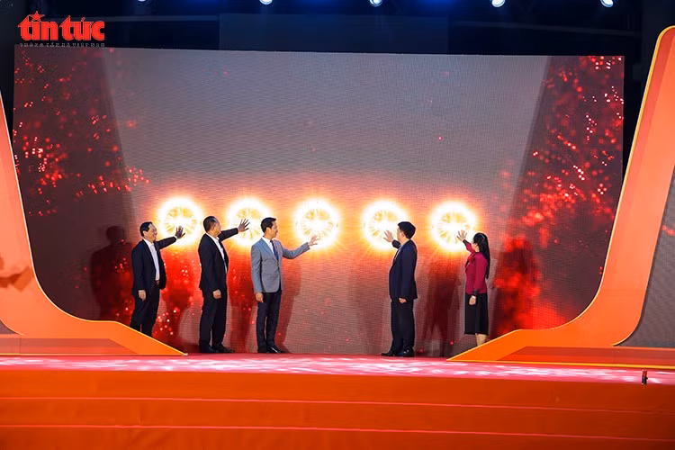 El Festival de Compras de Hanoi 2025 se inaugura en el Centro de Cultura, Información y Deportes. (Foto: VNA)