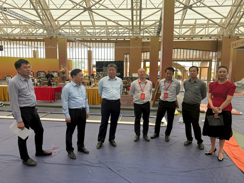 El vicepresidente del Comité Popular de Hanoi, Nguyen Manh Quyen, inspecciona los preparativos del espacio para promocionar y exhibir los productos industriales y comerciales más destacados de la capital en la Feria de Otoño 2025. (Foto: VNA)