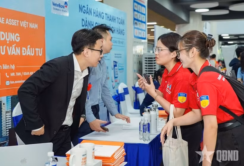 Casi 200 empresas tecnológicas participan en feria de empleo HUTECH 2026 (Foto: qdnd)