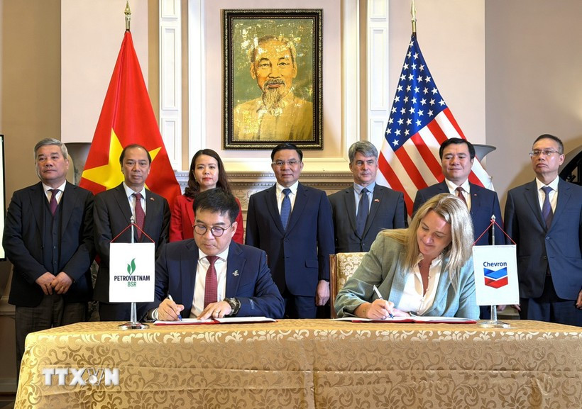 Representantes de la Compañía de Refinación y Petroquímica Binh Son y del grupo energético Chevron firman un memorando de entendimiento. (Foto: VNA)