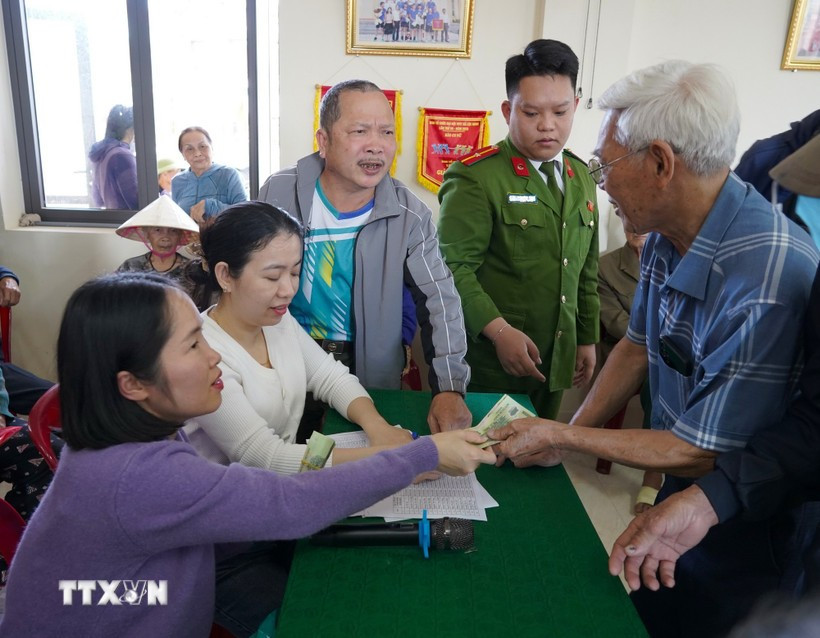 La entrega se realizará en dos niveles, a saber, 600 mil VND (casi 23 USD) y 300 mil VND por persona. (Foto: VNA)