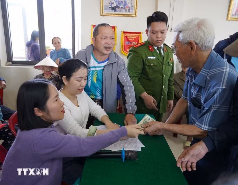 La entrega se realizará en dos niveles, a saber, 600 mil VND (casi 23 USD) y 300 mil VND por persona. (Foto: VNA)