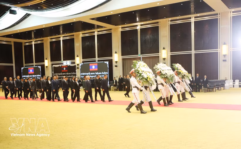 Embajada de Vietnam en Laos rinde homenaje a Xaysomphone Phomvihane (Foto: VNA)