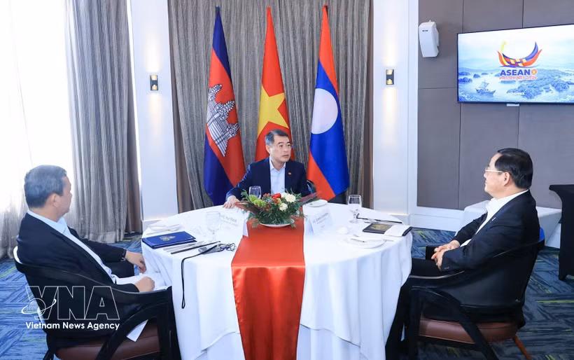 Primeros ministros de Vietnam, Laos y Camboya sostienen desayuno de trabajo. (Foto: VNA)
