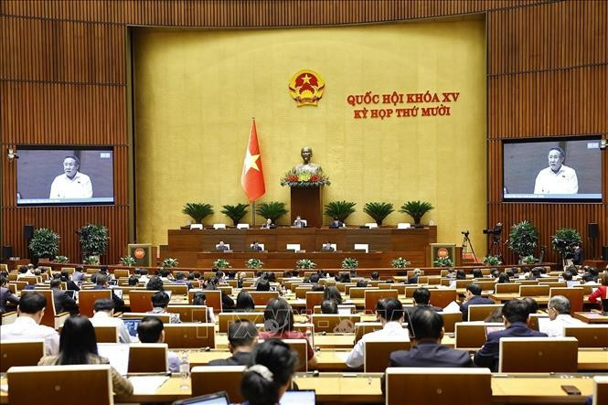 La Asamblea Nacional de Vietnam debate la prohibición del óxido nitroso (gas de la risa) y nuevas sustancias psicoactivas en la Ley de Inversión enmendada. (Foto: VNA)