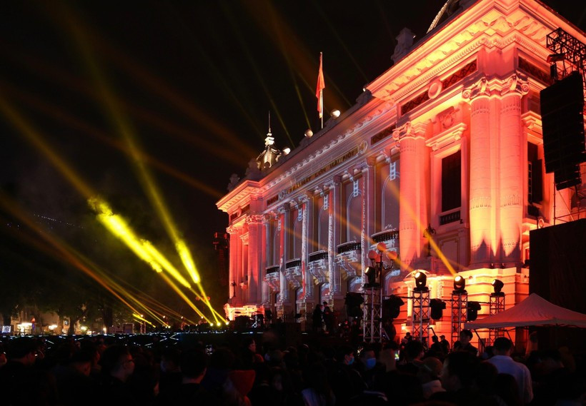 Espectáculo de luces en Gran Teatro de Hanoi. (Foto: VNA)