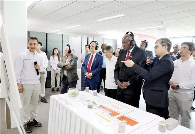 Esteban Lazo Hernández visita Nestlé Bong Sen y la zona industrial Thang Long II (Foto: VNA)