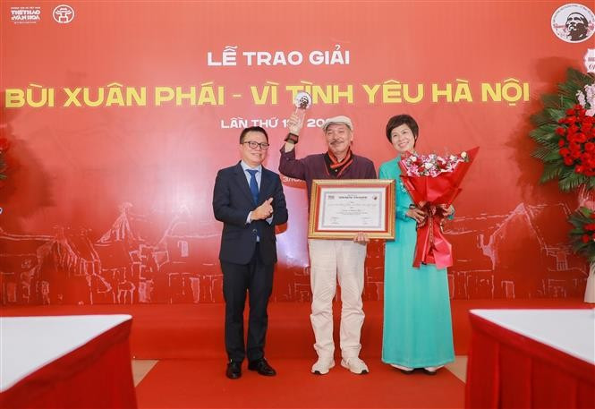 El reconocido músico Tran Tien fue galardonado con el Gran Premio - el galardón más importante del Premio Bui Xuan Phai - Por el Amor de Hanoi 2025. (Foto: VNA)