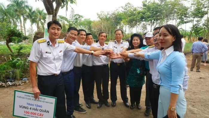 Programa de plantación de árboles impulsa el movimiento verde en islas vietnamitas (Foto: HANE)