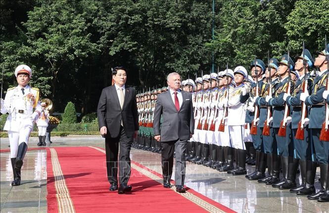 El presidente de Vietnam, Luong Cuong, recibe al Rey de Jordania, Abdullah II bin Al Hussein. (Foto: VNA)