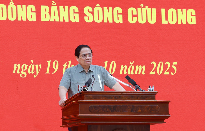 El primer ministro Pham Minh Chinh preside una conferencia sobre el progreso de los proyectos de autopistas en la región del Delta del Mekong. (Foto: VNA)