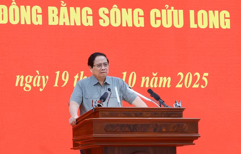 El primer ministro Pham Minh Chinh preside una conferencia sobre el progreso de los proyectos de autopistas en la región del Delta del Mekong. (Foto: VNA)