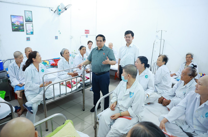 El primer ministro de Vietnam, Pham Minh Chinh, con pacientes en Hospital de Oncología de Can Tho. (Foto: VNA)