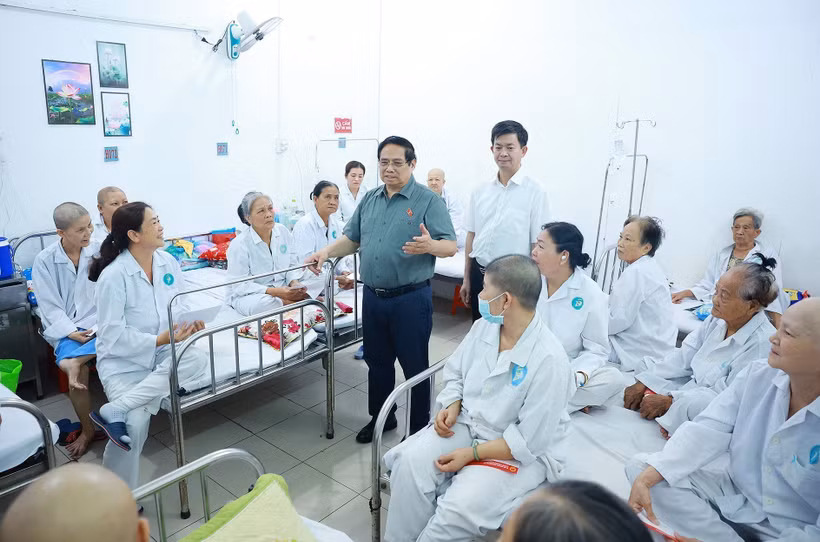 El primer ministro de Vietnam, Pham Minh Chinh, con pacientes en Hospital de Oncología de Can Tho. (Foto: VNA)