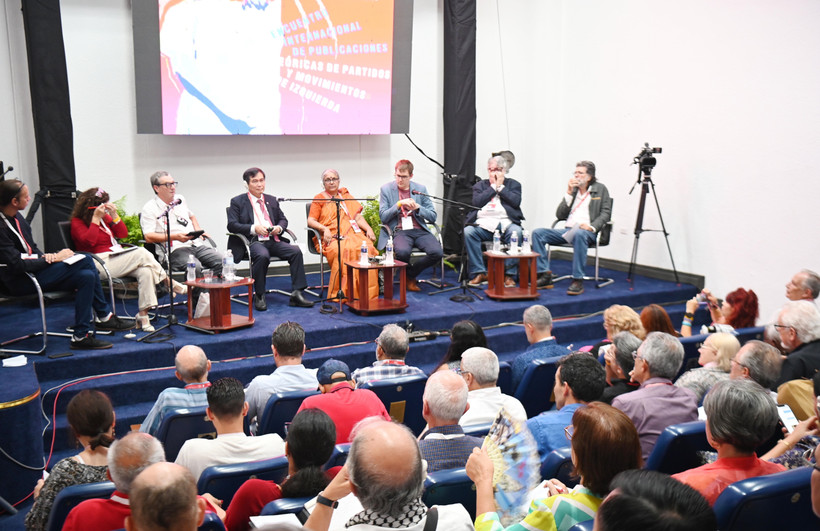 El subjefe de la Comisión de Propaganda y Movilización de Masas Phan Xuan Thuy presenta la ponencia “La nueva era del desarrollo: La era del ascenso de la nación vietnamita: Algunas cuestiones teóricas y prácticas” en La Habana, Cuba. (Foto: VNA)