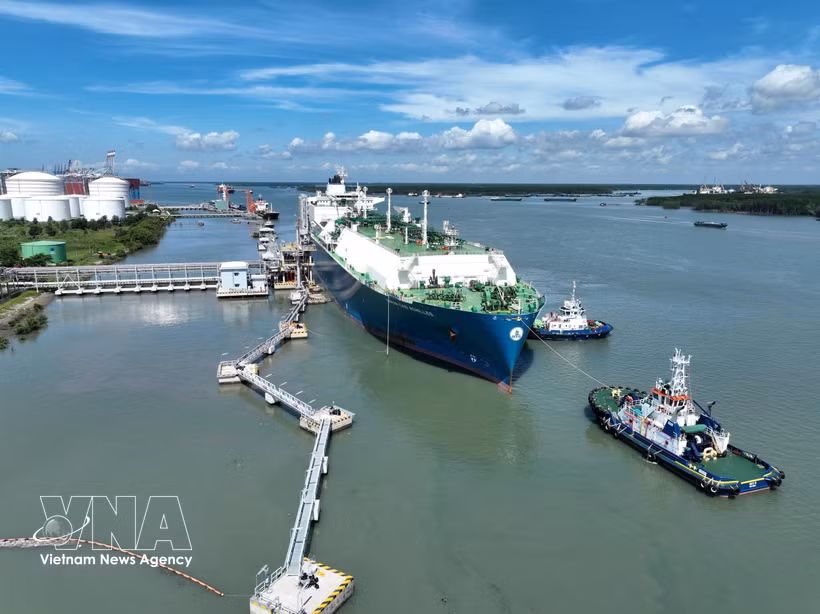 Un buque transportador de GNL atraca en la terminal de GNL Thi Vai (Ba Ria - Vung Tau) para importar gas natural licuado, complementando el suministro energético para el mercado nacional. Foto: VNA