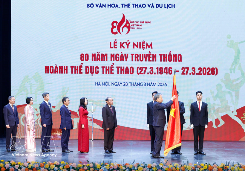 El secretario general del Partido Comunista de Vietnam, To Lam, entrega la Orden del Trabajo de Primera Clase al Departamento de Deportes y Educación Física de Vietnam. (Foto: VNA)