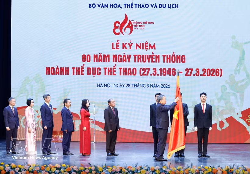El secretario general del Partido Comunista de Vietnam, To Lam, entrega la Orden del Trabajo de Primera Clase al Departamento de Deportes y Educación Física de Vietnam. (Foto: VNA)