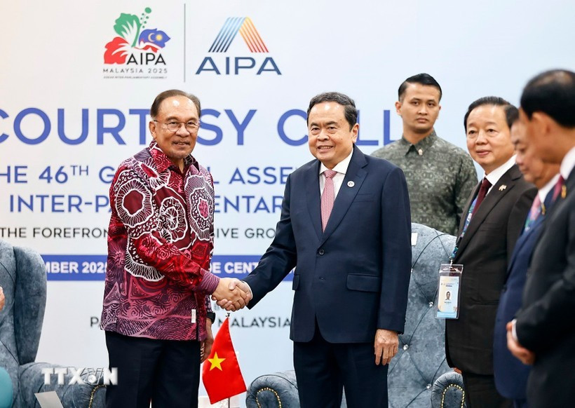 El presidente de la Asamblea Nacional de Vietnam, Tran Thanh Man, y el primer ministro de Malasia, Anwar Ibrahim. (Foto: VNA)