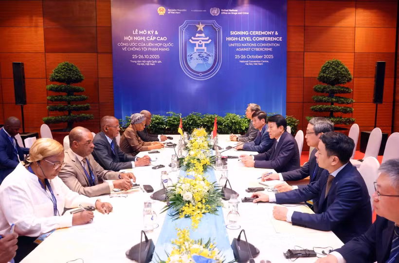 El ministro de Seguridad Pública de Vietnam, general Luong Tam Quang, en reunión con el ministro del Interior de Mozambique, Paulo Chachine. (Foto: VNA)