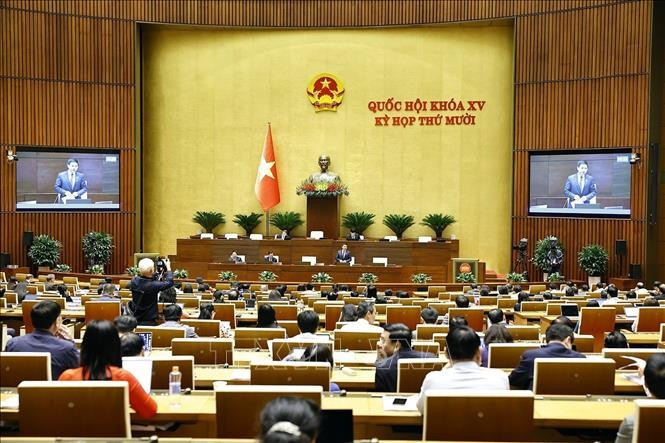 El ministro de Finanzas, Nguyen Van Thang, rinde cuenta ante la Asamblea Nacional. (Foto: VNA)
