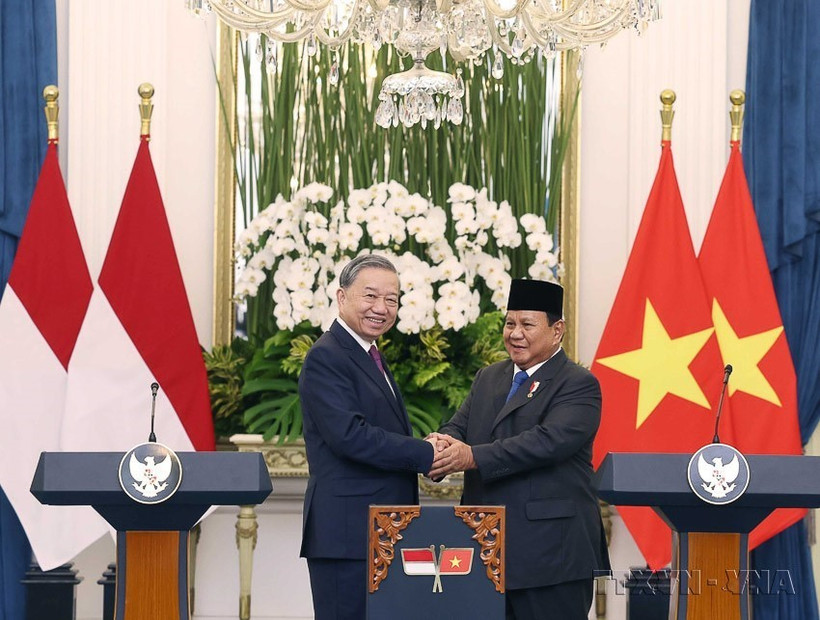 El secretario general del Partido Comunista de Vietnam, To Lam, y el Presidente de Indonesia, Prabowo Subianto. Foto: VNA 