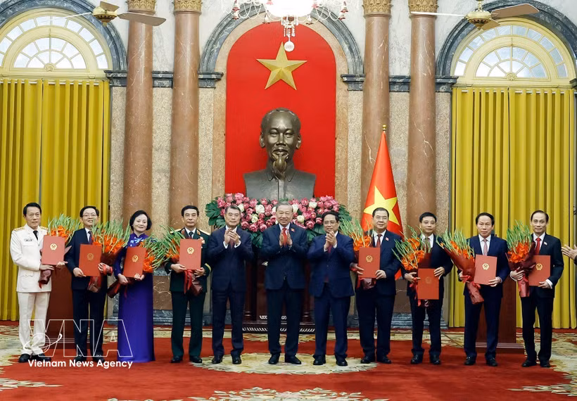 El Secretario General del Partido y Presidente de Vietnam, To Lam, entrega las decisiones de nombramiento a seis viceprimeros ministros y a los ministros de Seguridad Pública y de Relaciones Exteriores. (Foto: VNA)