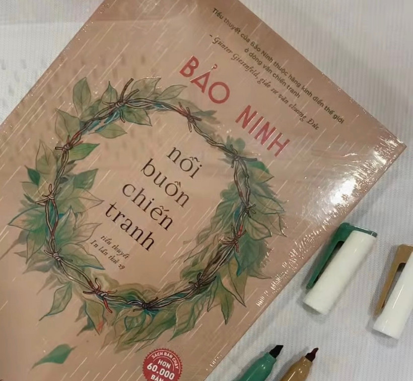 El Ministerio de Cultura, Deportes y Turismo de Vietnam emitió una decisión formal para retirar la novela “Noi buon chien tranh” (El dolor de la guerra) del escritor Bao Ninh de la lista de las 50 obras literarias y artísticas escénicas más destacadas y excelentes del país después de la reunificación nacional (30 de abril de 1975). (Foto: VNA)