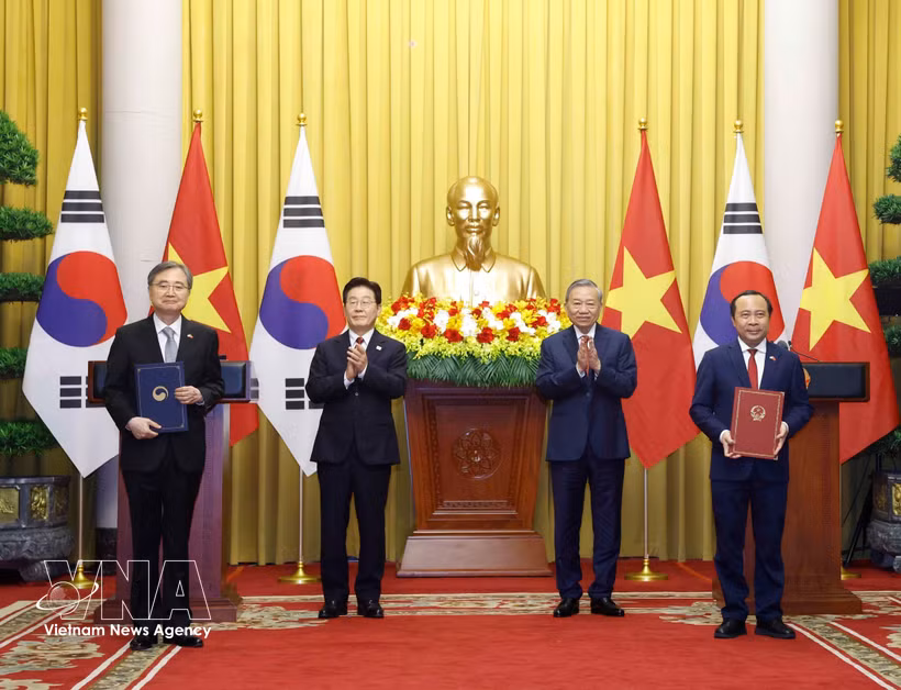 El secretario general del Partido Comunista y presidente de Vietnam, To Lam, y el presidente de Corea del Sur, Lee Jae Myung, presencian en Hanoi la ceremonia de intercambio de una serie de documentos de cooperación. (Foto: VNA)