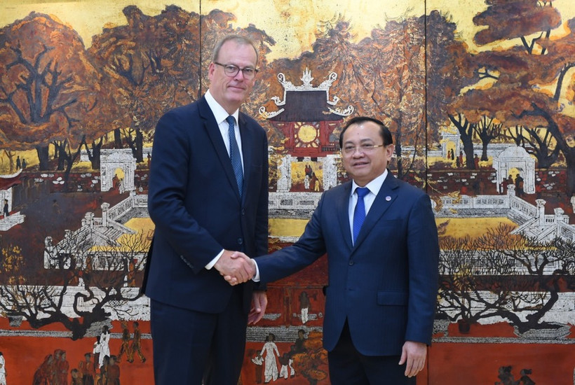 El viceministro vietnamita de Finanzas Le Tan Can y el director ejecutivo de la Agencia de Financiamiento de Exportaciones de Reino Unido (UKEF), Tim Reid. (Foto: periodico Thuonghieucongluan)