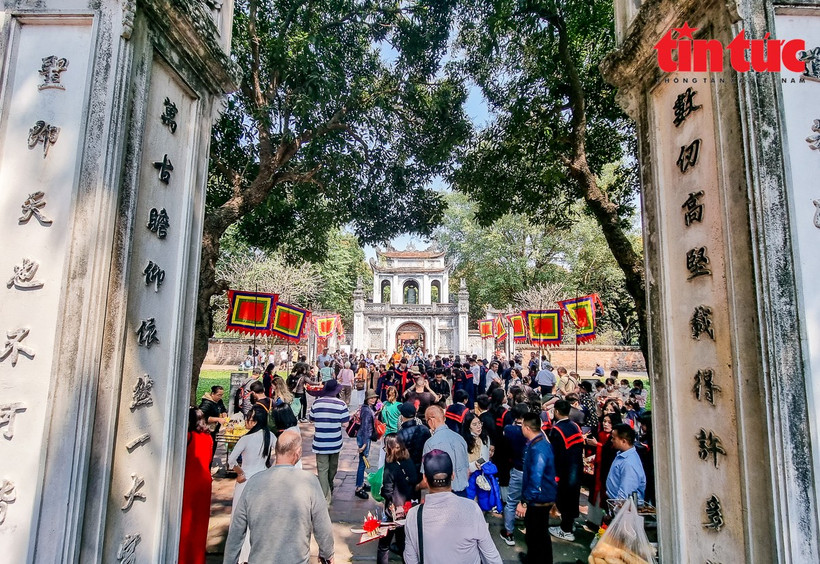 El sitio histórico de Van Mieu - Quoc Tu Giam (Templo de la Literatura) es siempre un punto de gran atracción para los visitantes al comienzo de la primavera. (Foto: VNA)
