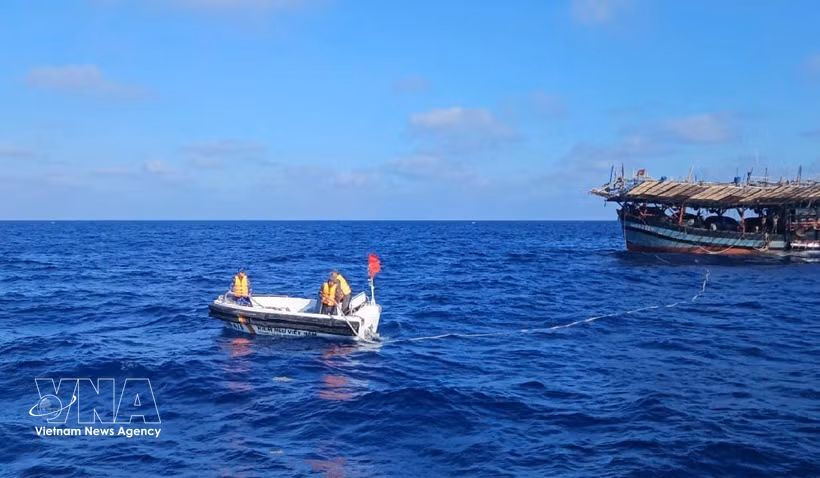 Rescatan a 36 pescadores de Quang Ngai a la deriva en zona especial de Truong Sa (Foto: VNA)
