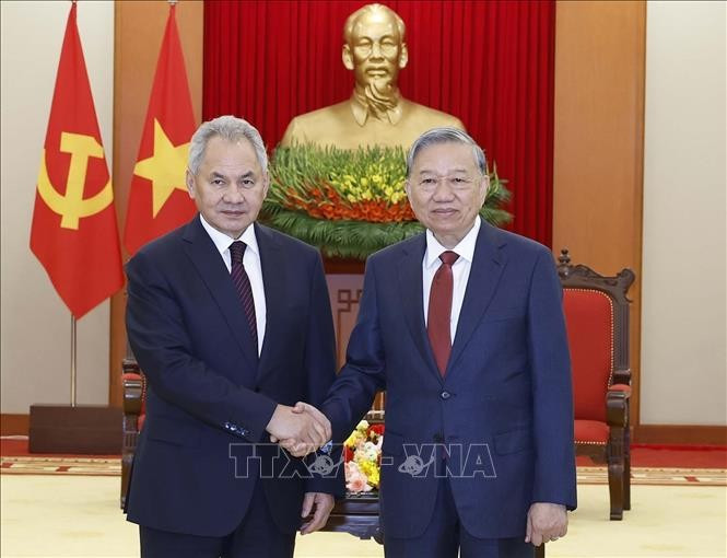 El secretario general del Partido Comunista de Vietnam, To Lam, recibe a Serguéi Shoigú, secretario del Consejo de Seguridad de la Federación de Rusia. (Foto: VNA)