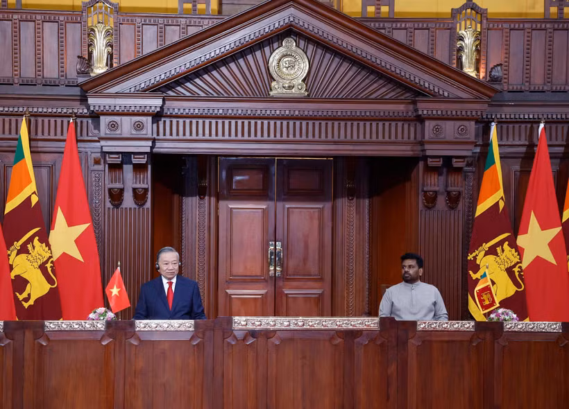 El secretario general del Partido y presidente de Vietnam, To Lam, y el presidente de Sri Lanka, Anura Kumara Dissanayake, anuncian la elevación de los vínculos entre ambas naciones al nivel de Asociación Integral. (Foto: VNA)