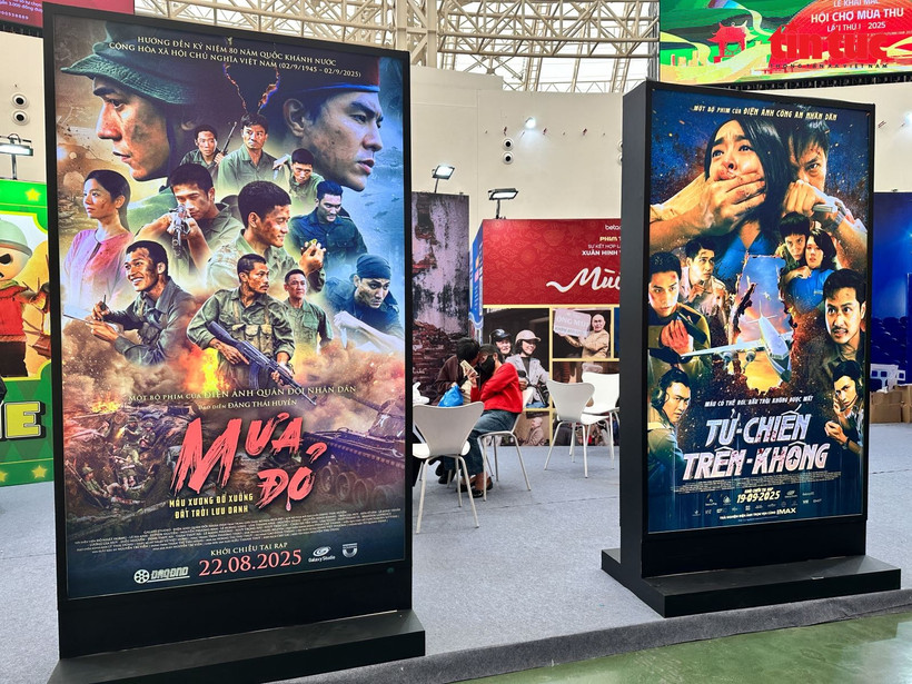 Las películas “Lluvia Roja” y “Combate Aéreo" se proyectan gratuitamente en la sala de cine de la feria en horarios específicos hasta el 4 de noviembre. (Foto: VNA)