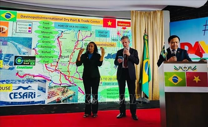 El embajador de Vietnam en Brasil, Bui Van Nghi, en encuentro con el alcalde de Davinópolis, Zé Pequeno (Foto: VNA)