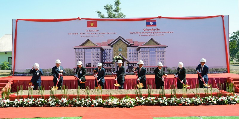 Los ministros de Seguridad Pública de Vietnam y Laos copresiden el acto de colocación de la primera piedra del Centro de Comando de Seguridad del Ministerio de Seguridad Pública de Laos. (Foto: VNA)