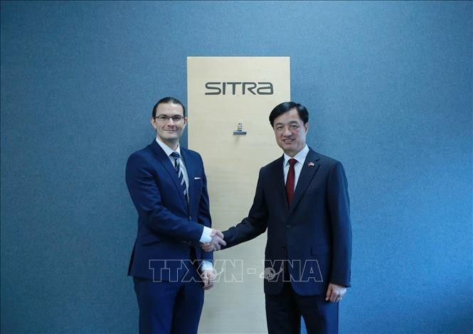 El miembro del Buró Político y jefe de la Comisión de Control Disciplinario del Comité Central del Partido Comunista, Nguyen Duy Ngoc (derecha), visita el Fondo de Innovación de Finlandia (SITRA). (Foto: VNA)