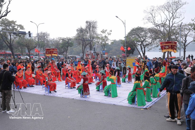 El festival de Ajedrez humano en la Plaza capitalina Dong Kinh Nghia Thuc. (Foto: VNA)