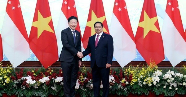El primer ministro de Vietnam, Pham Minh Chinh, y su homólogo singapurense, Lawrence Wong. (Foto: VNA)